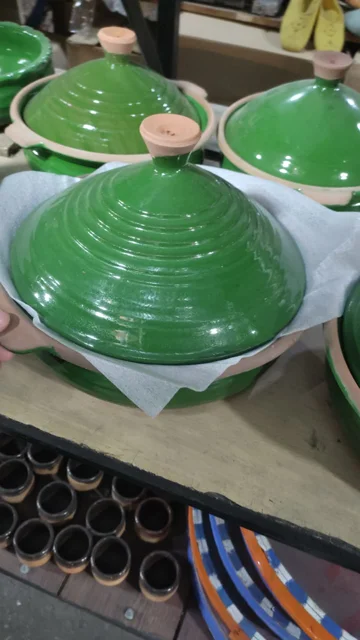 Large clay pot with lidتابه ی سفالی دربدار بزرگ